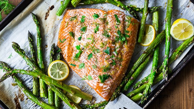 Baked Salmon With Asparagus and Dill Sauce
