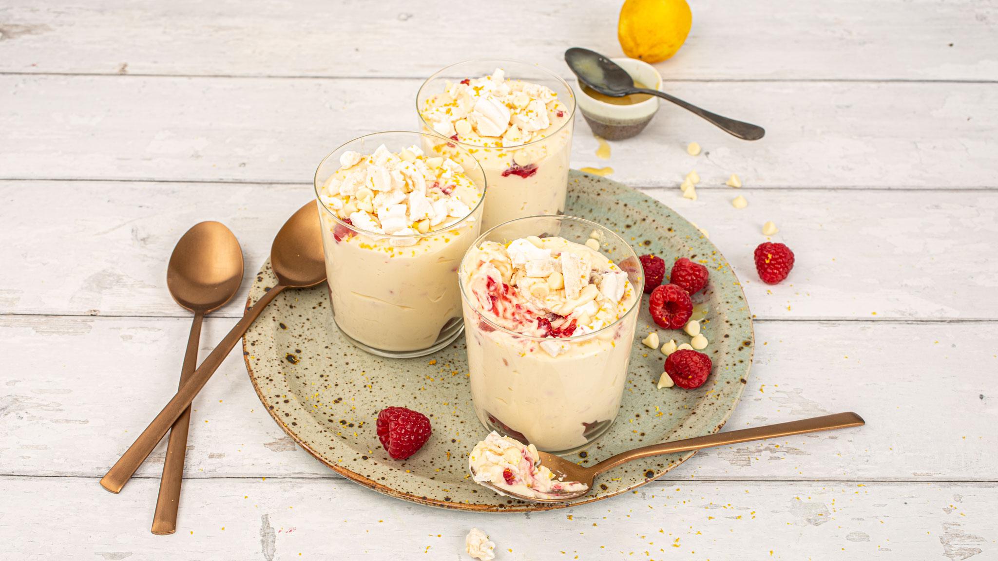 Recette de petits pots de crème au chocolat blanc, sirop de vin rouge aux  petits fruits